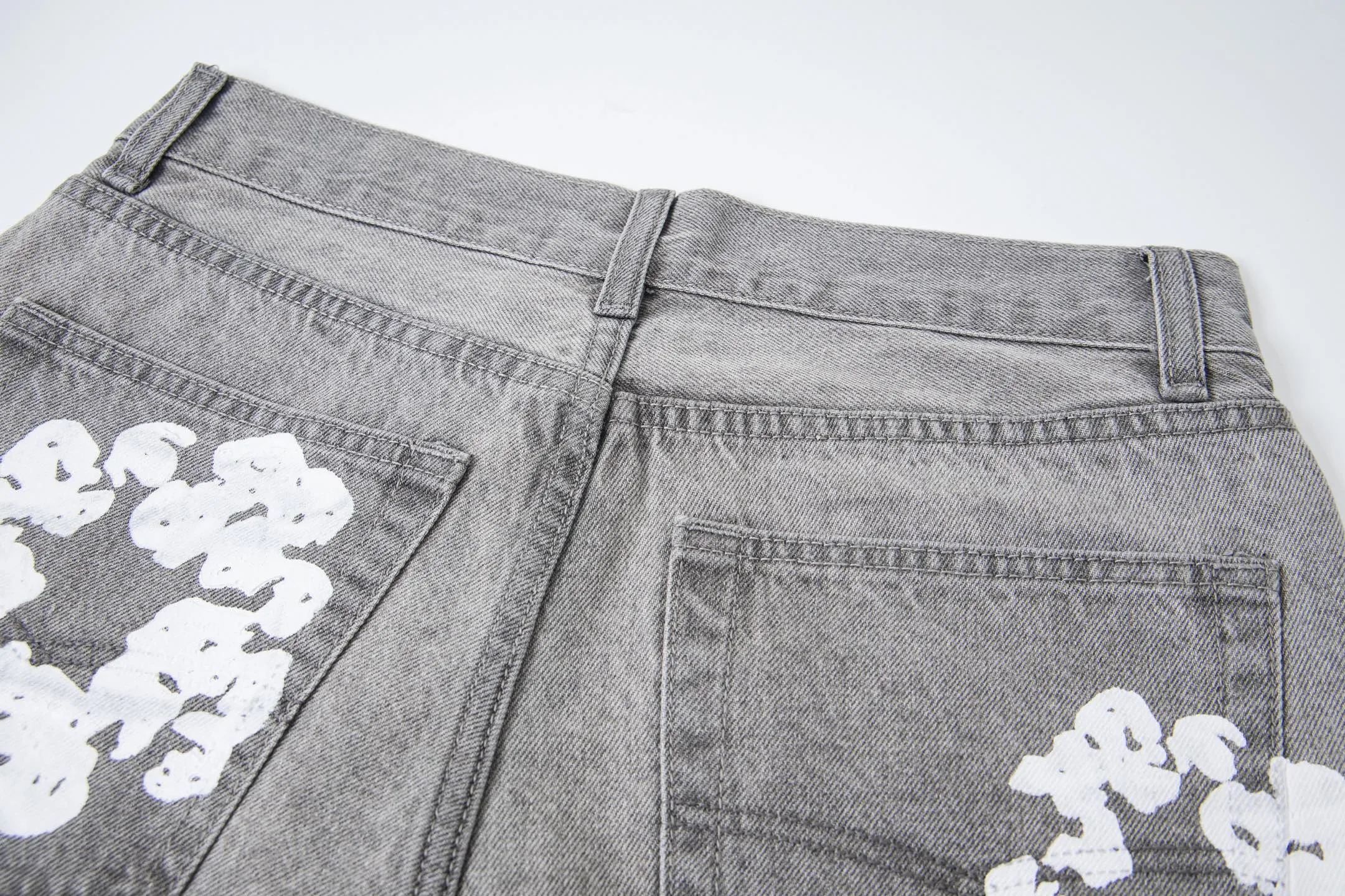#8197 P220💰 DENIM TEARS Kapok American niche brand printed washed straight jeans. Produced by a major washed factory. Full of high-end feel. Knee part destroyed design with patchwork design. Already used as facade design. Leather waist nameplate. The focus of this style is not on washing, but on the destroyed shape and version. The secret lies in the craftsmanship of the master. The cost of post-production grinding, machining, knife cutting, etc. is far beyond comparison with assembly line products. Color: black, blue, gray. Size: 28-36 (corresponding to S-XXL)